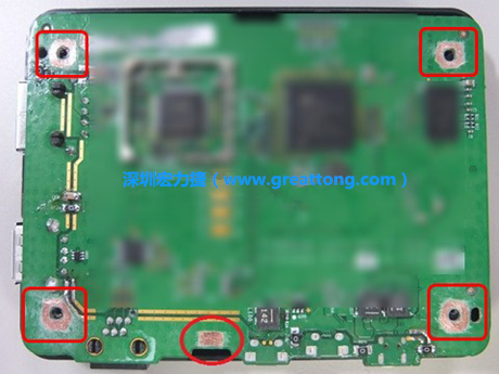 手動去綠漆。使用傳統(tǒng)的刀片去除綠漆后的效果。