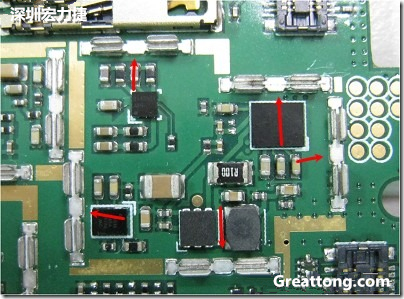 圖中顯示一塊電路板使用這種屏蔽夾(shielding clip)的實(shí)例?；旧衔覀?cè)趶澖堑牡胤蕉荚O(shè)計(jì)擺放了一個(gè)屏蔽夾，這樣可以讓作業(yè)員比較方便安裝屏蔽罩(shielding can)時(shí)的對(duì)位準(zhǔn)確。然后在其他沒(méi)有屏蔽夾的地方也設(shè)計(jì)了一些接地的布線，一來(lái)可以稍微提升屏蔽罩的電磁隔絕能力，另一方面也可以為屏蔽夾無(wú)效時(shí)，馬上可以更改為屏蔽框，而無(wú)需要重新設(shè)計(jì)電路板。